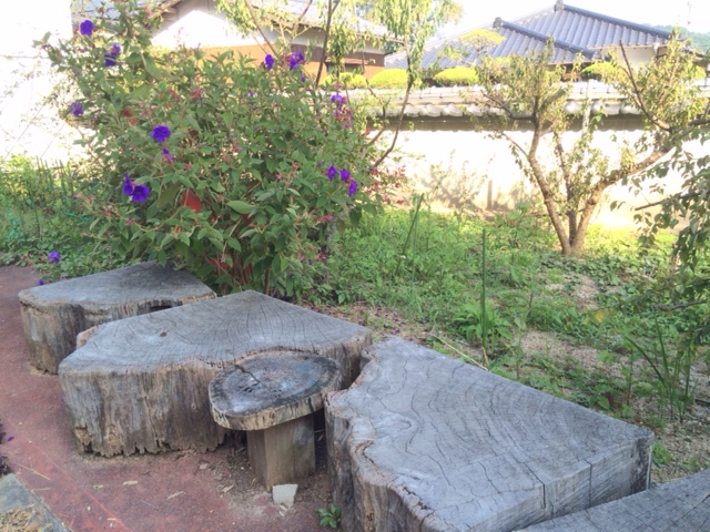 庭で花を見ながら休めるベンチ